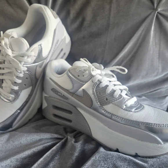 Nike Air Max in Light Gray and Soft Pink - Picture 2 of 7